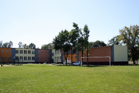 Widok boiska szkolnego. W tyle budynek szkoły. Widok boiska szkolnego. W tyle budynek szkoły.